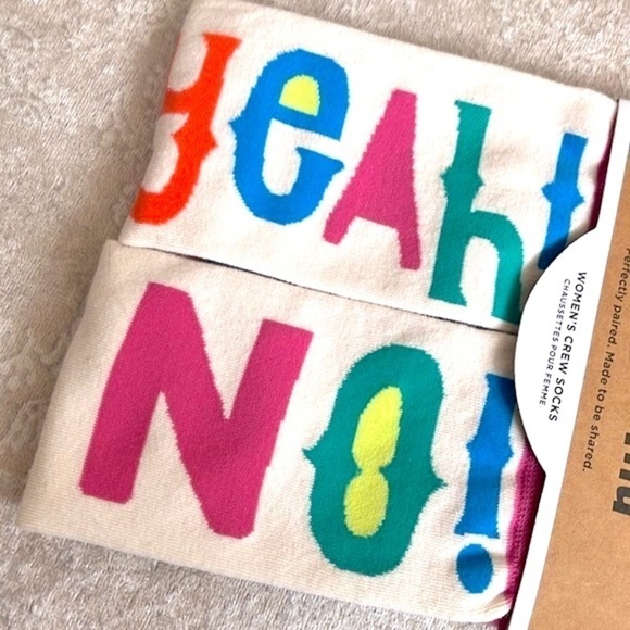 Brand New Set of 3 Pairs of Hallmark Toe of a Kind Crew Socks Rainbow Bunnies - Picture 10 of 15